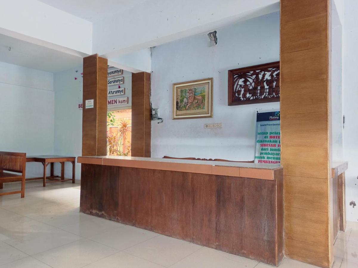Oyo 90093 Dw Hotel Malang Luaran gambar