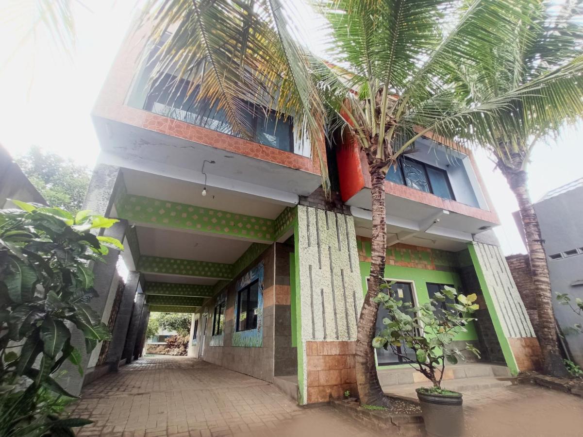 Oyo 90093 Dw Hotel Malang Luaran gambar