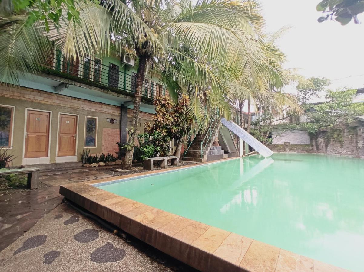 Oyo 90093 Dw Hotel Malang Luaran gambar