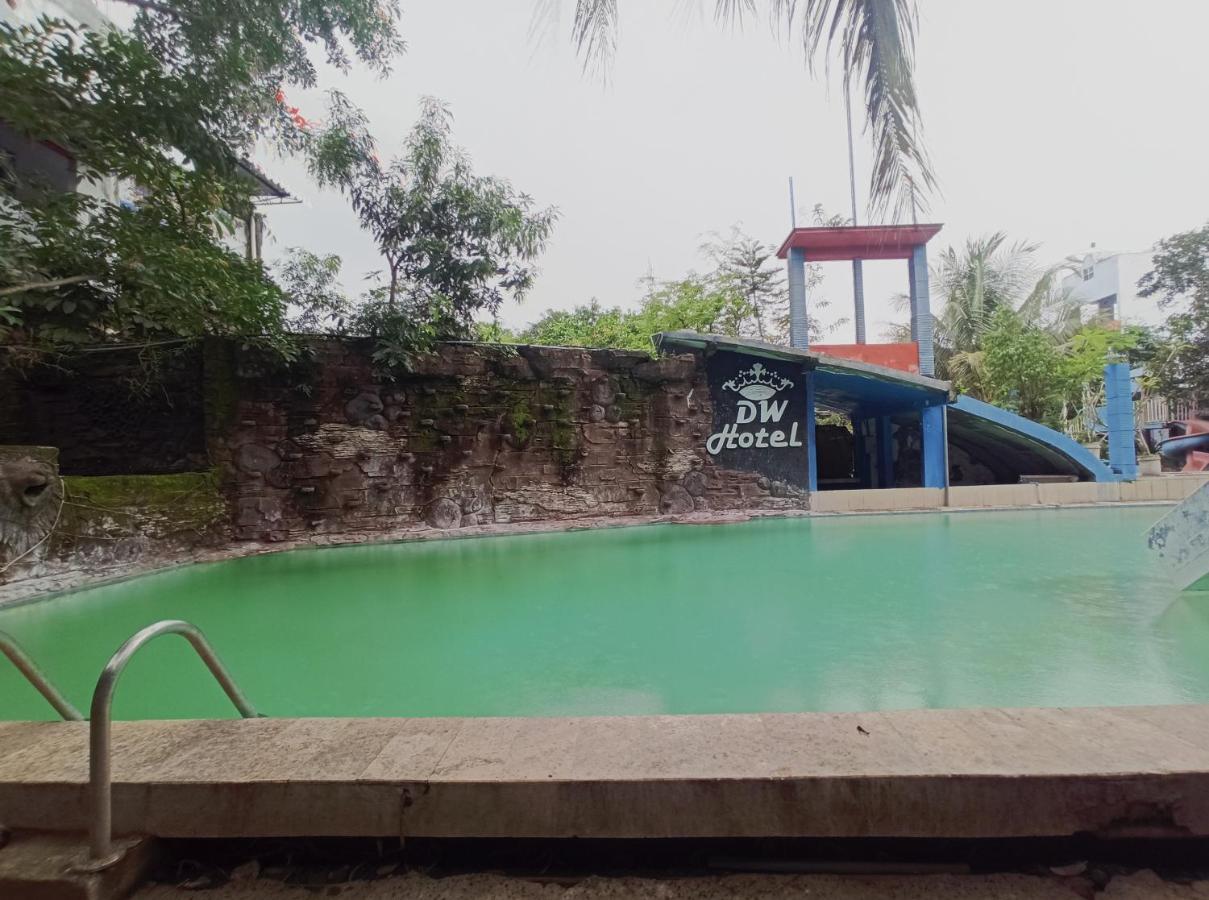 Oyo 90093 Dw Hotel Malang Luaran gambar