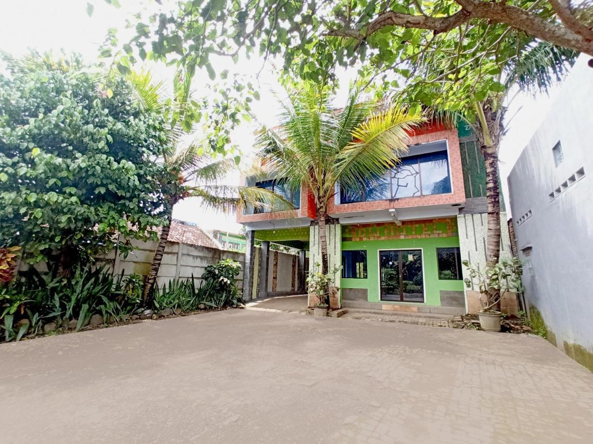 Oyo 90093 Dw Hotel Malang Luaran gambar