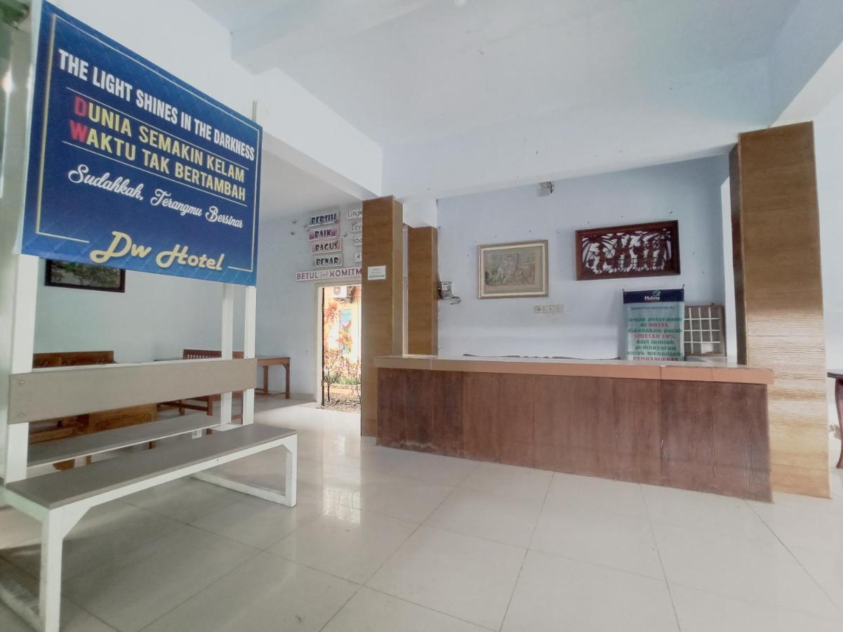 Oyo 90093 Dw Hotel Malang Luaran gambar
